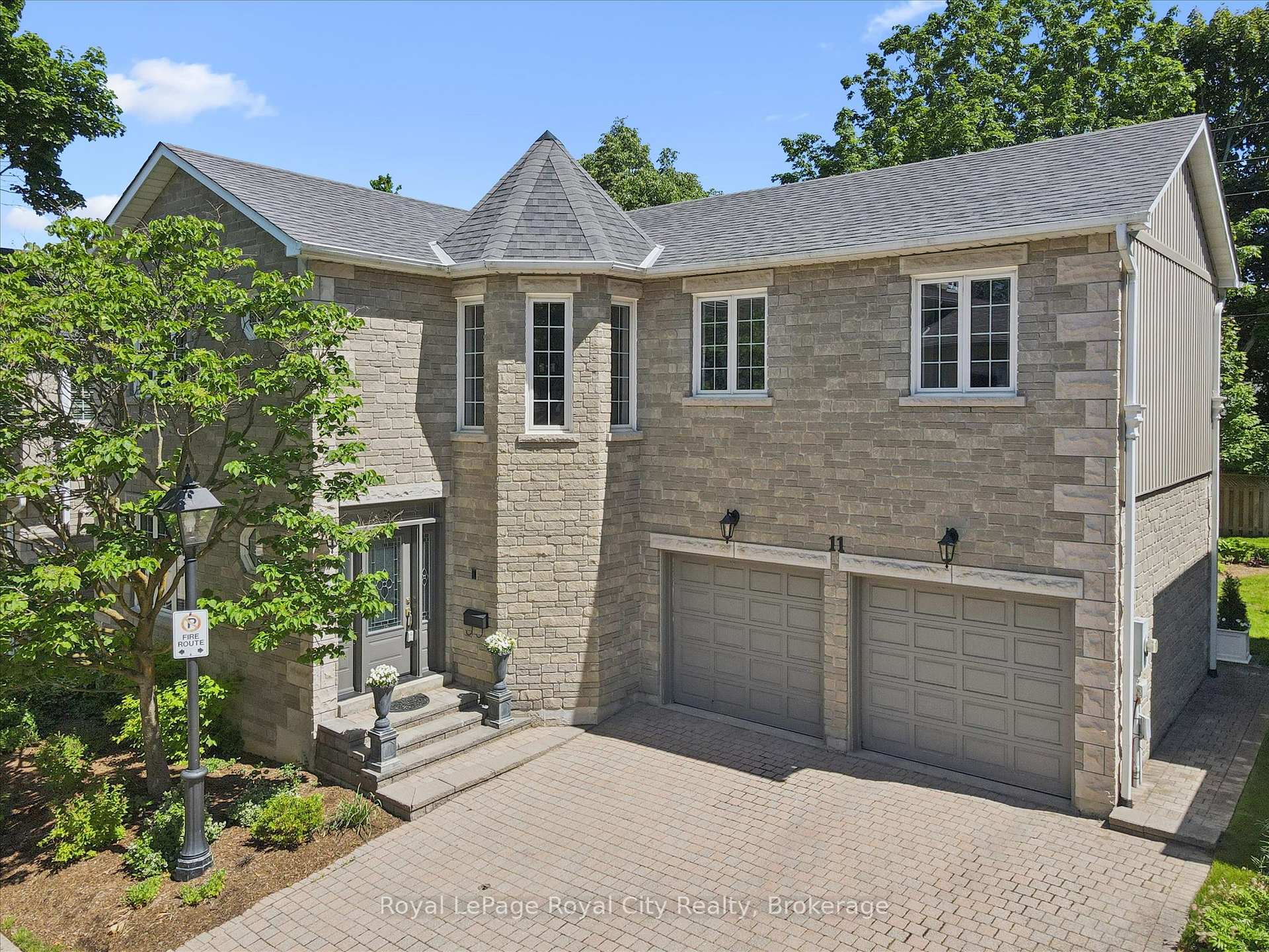 25 MANOR PARK Crescent 11