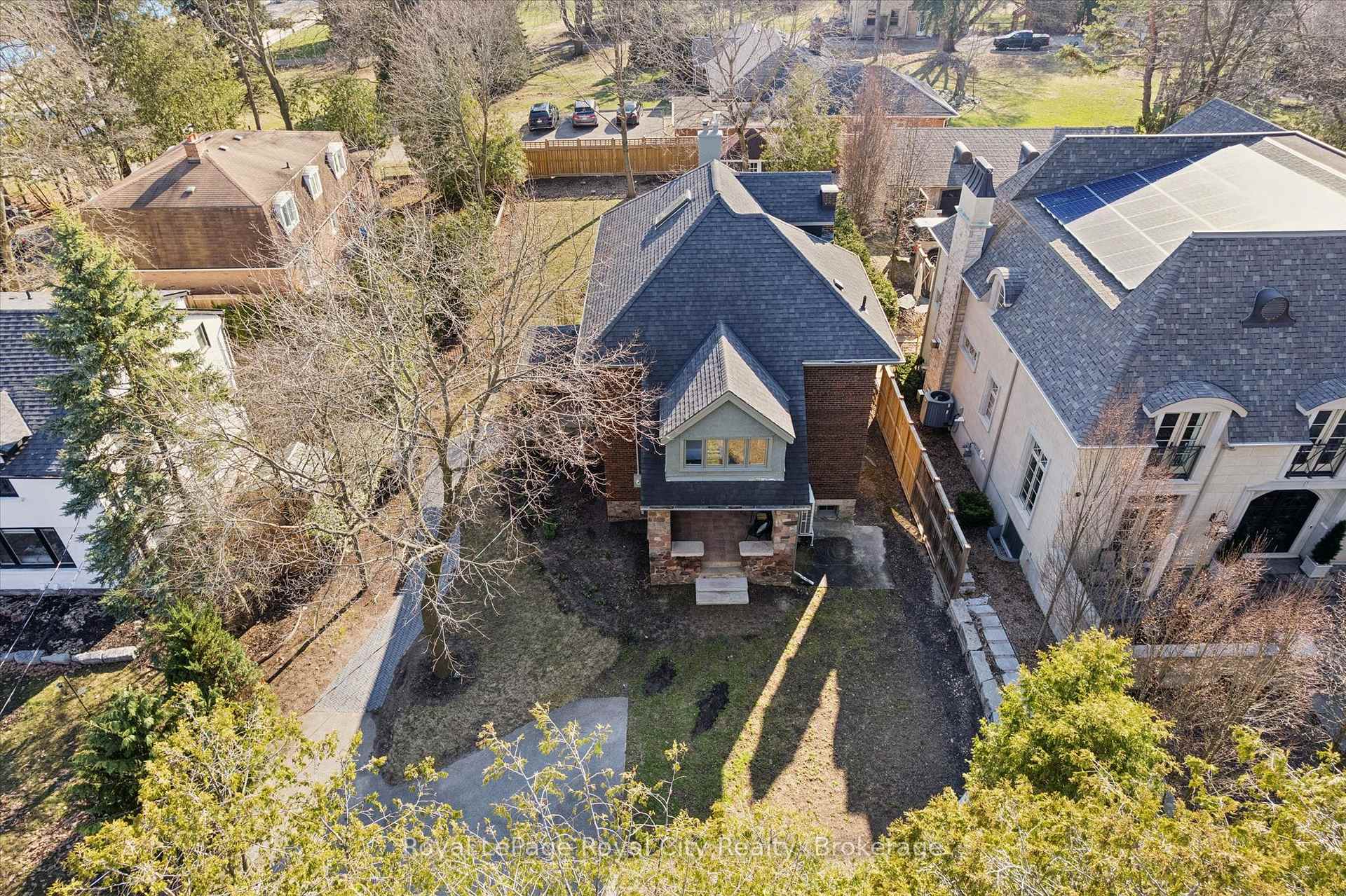 87 University Avenue W