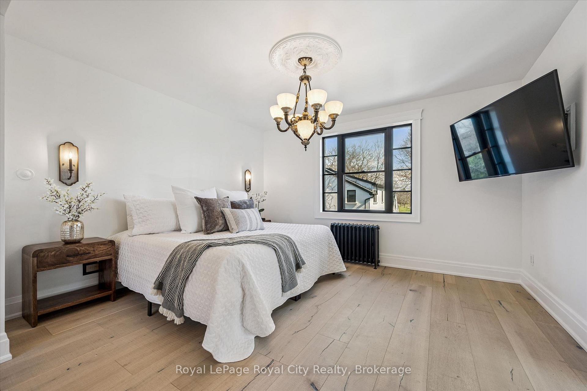 87 University Avenue W