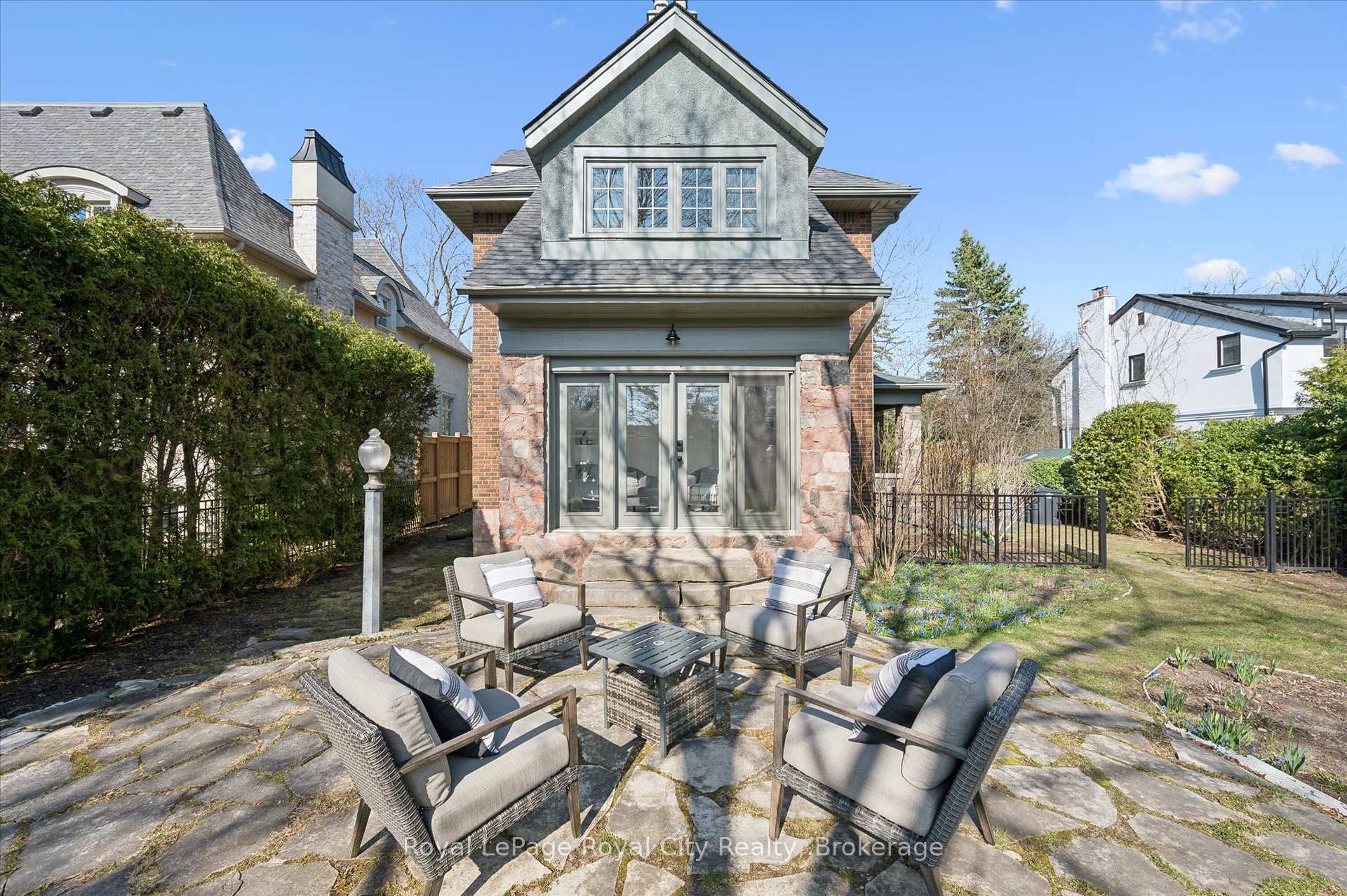 87 University Avenue W