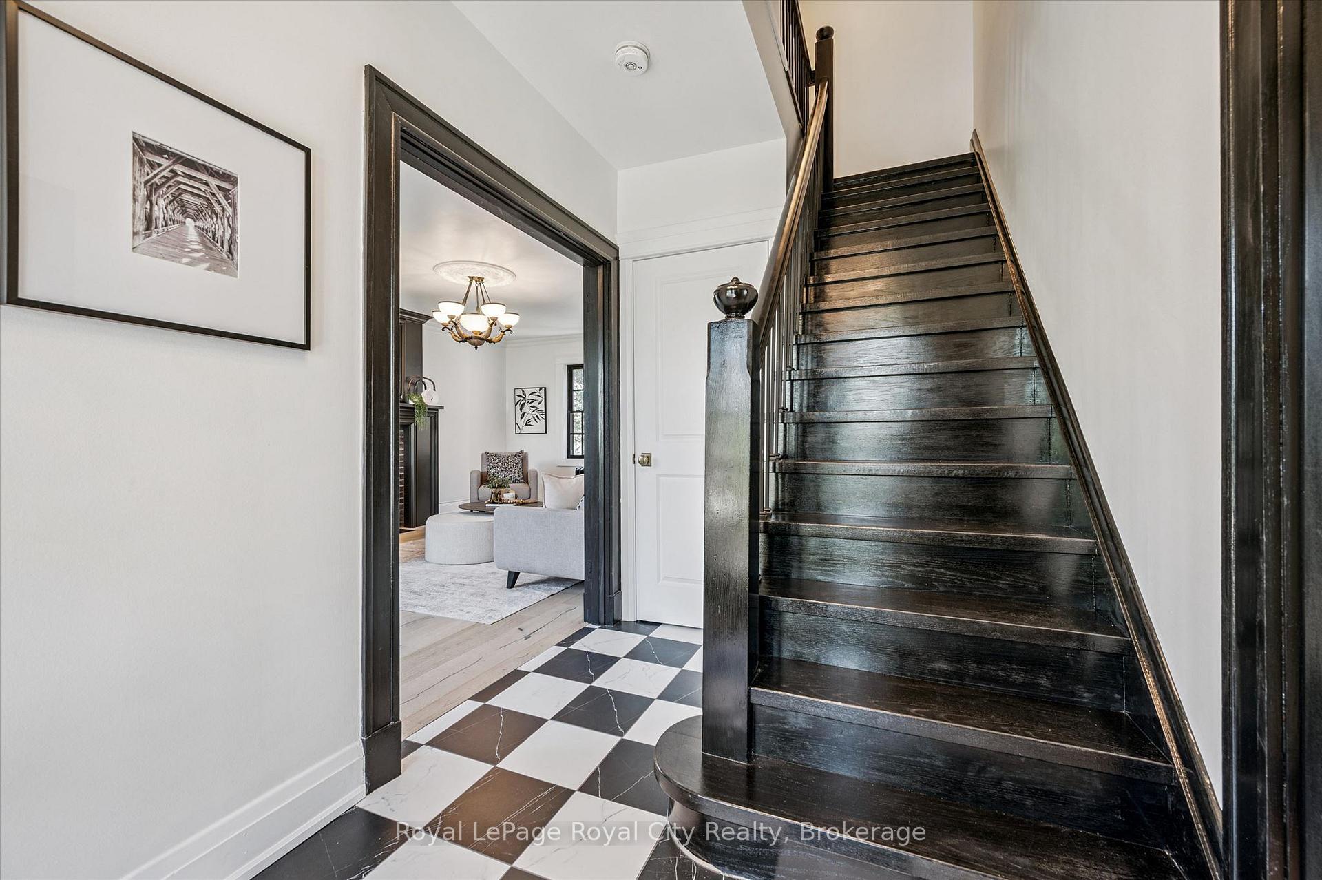 87 University Avenue W