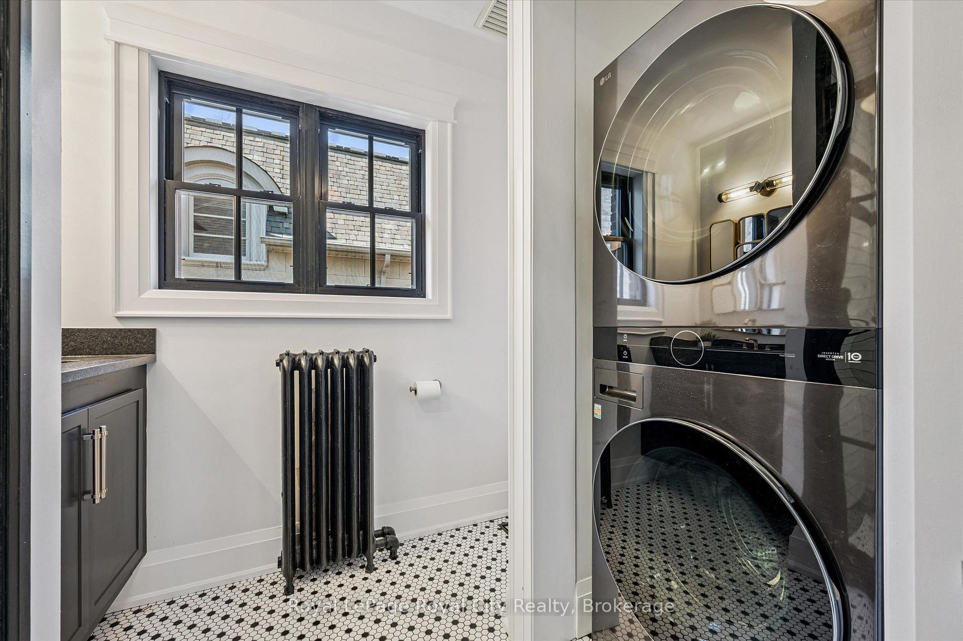 87 University Avenue W