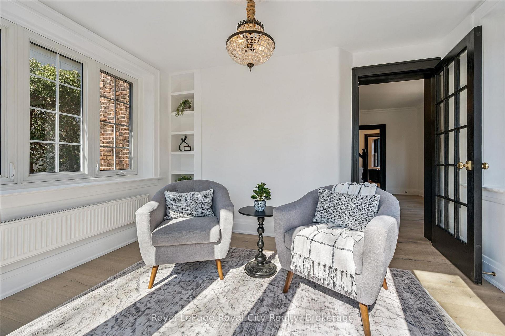 87 University Avenue W