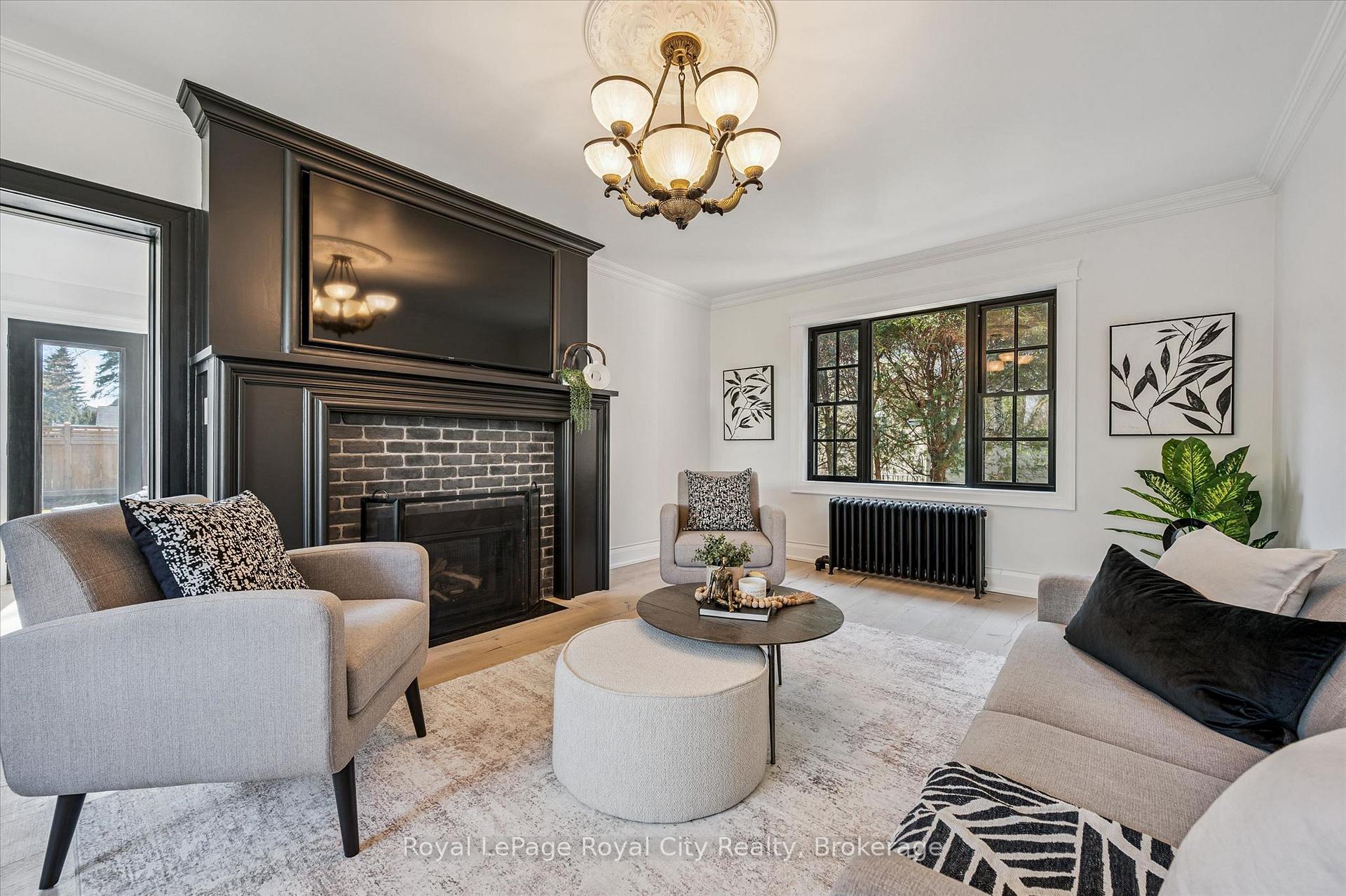 87 University Avenue W