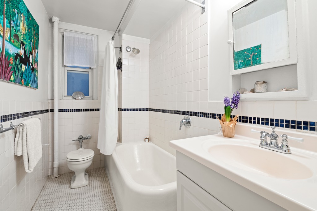 321 E 54TH Street 2BC