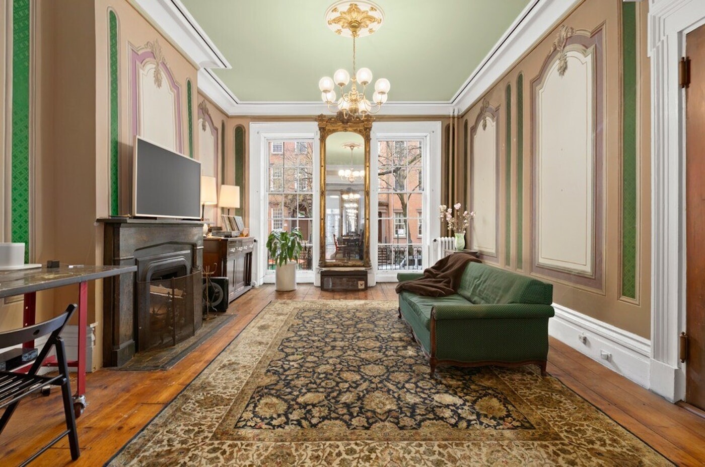 325 W 22ND Street