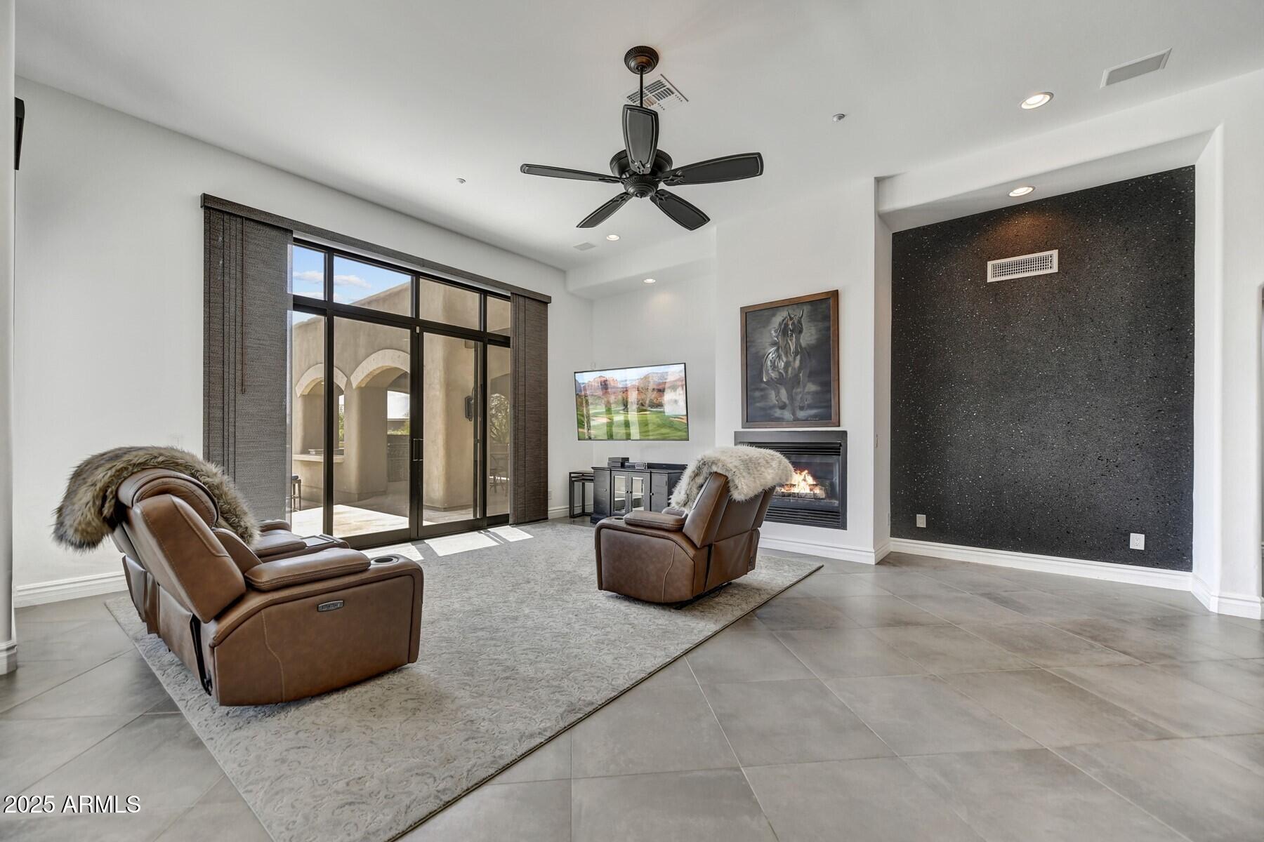 8300 E DIXILETA Drive E, 233