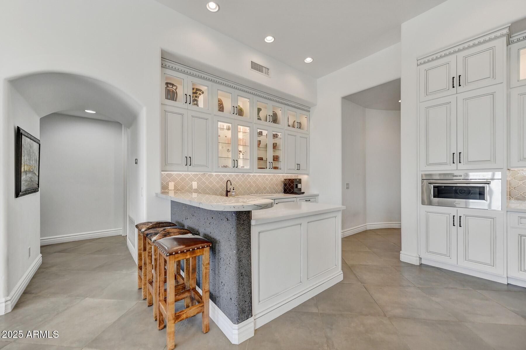 8300 E DIXILETA Drive E, 233