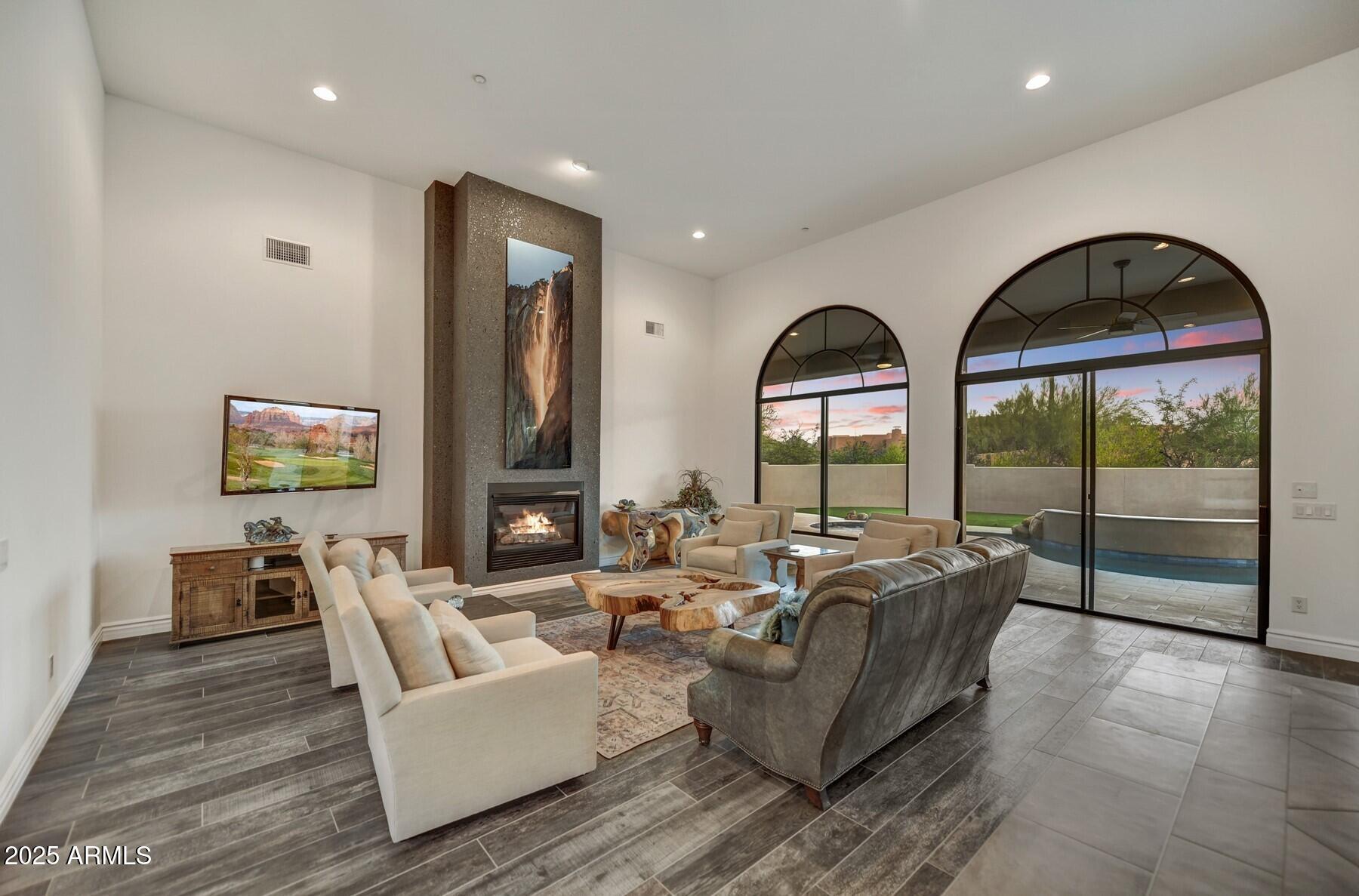 8300 E DIXILETA Drive E, 233