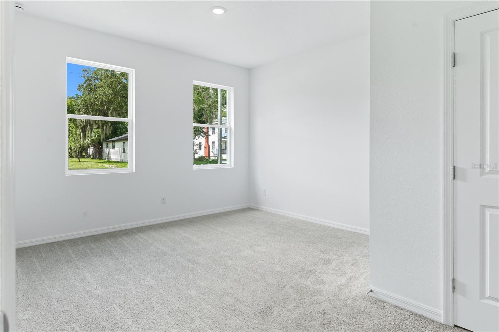 817 S LOCUST AVE