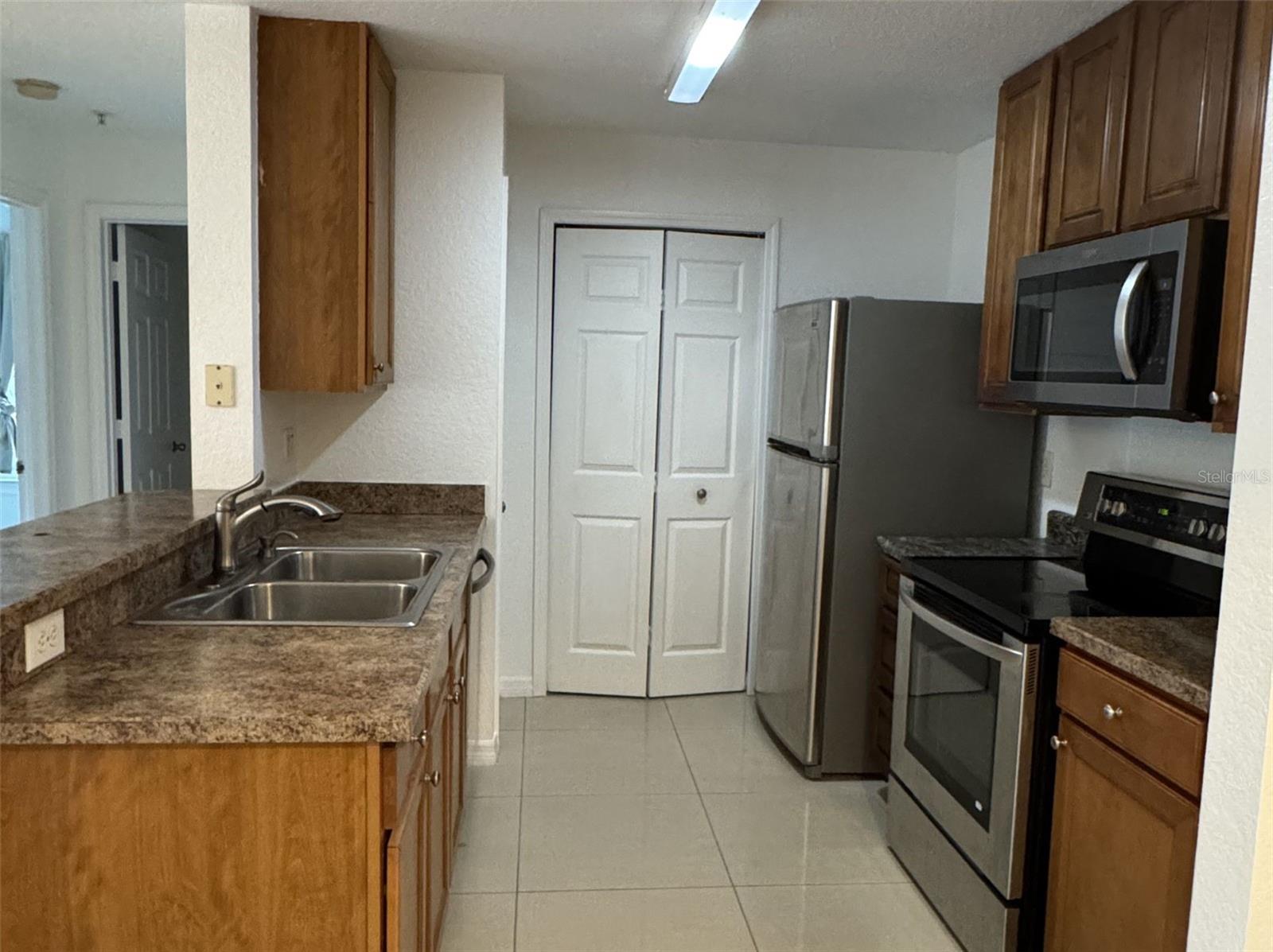 5483 VINELAND RD #10201