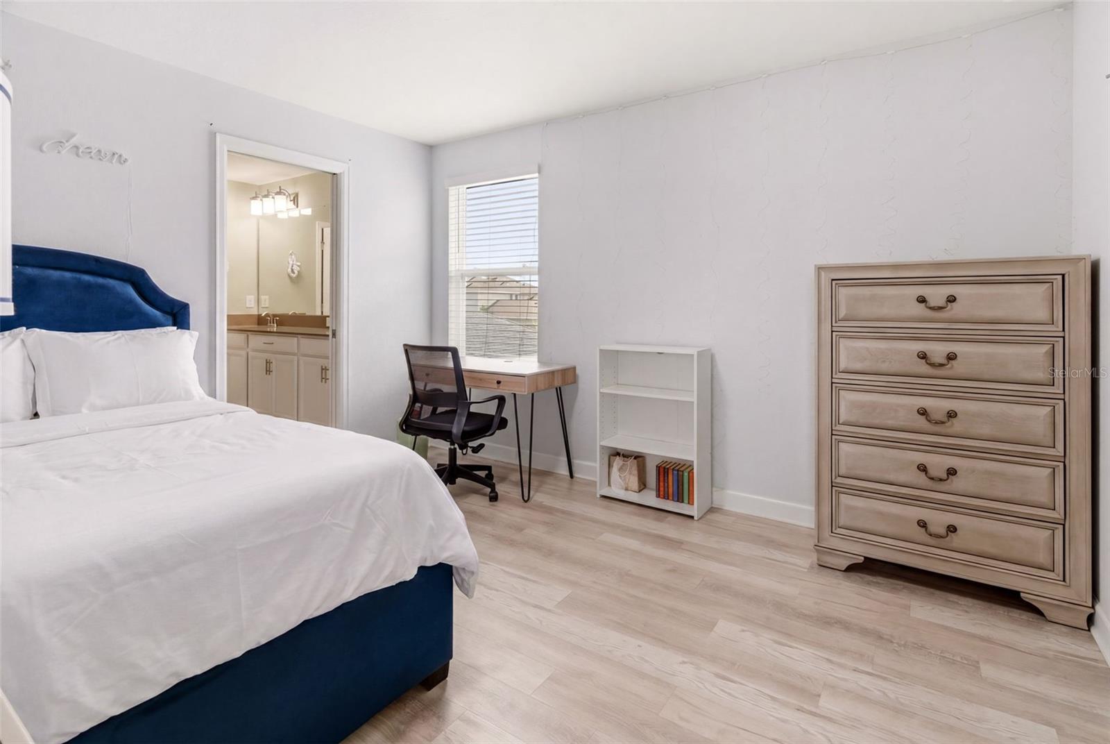 11932 HOMETOWN PL