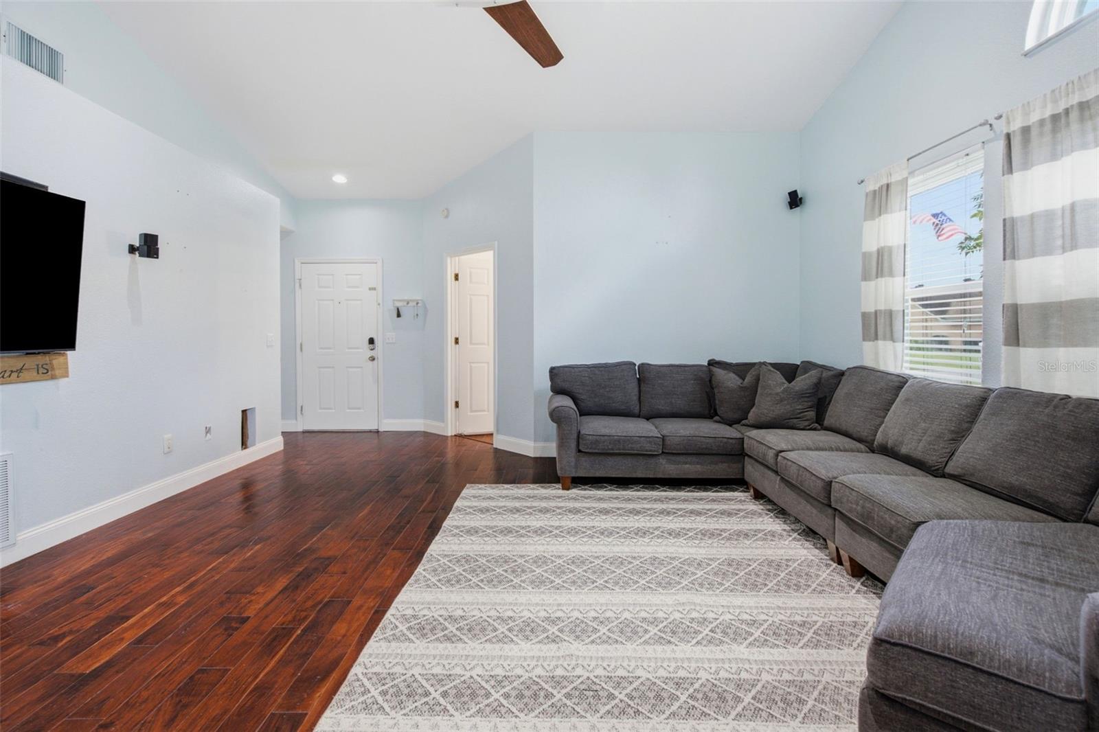 12118 DICKENSON LN