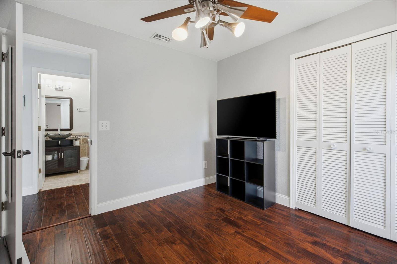 12118 DICKENSON LN