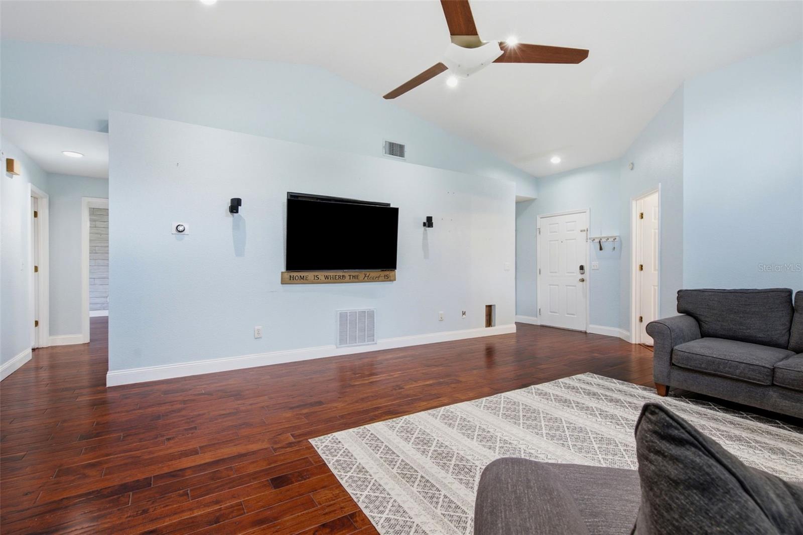 12118 DICKENSON LN