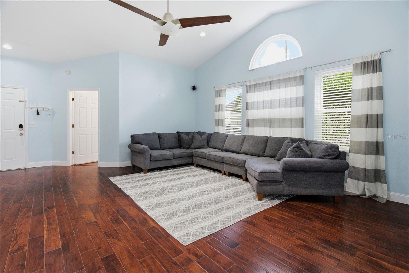 12118 DICKENSON LN