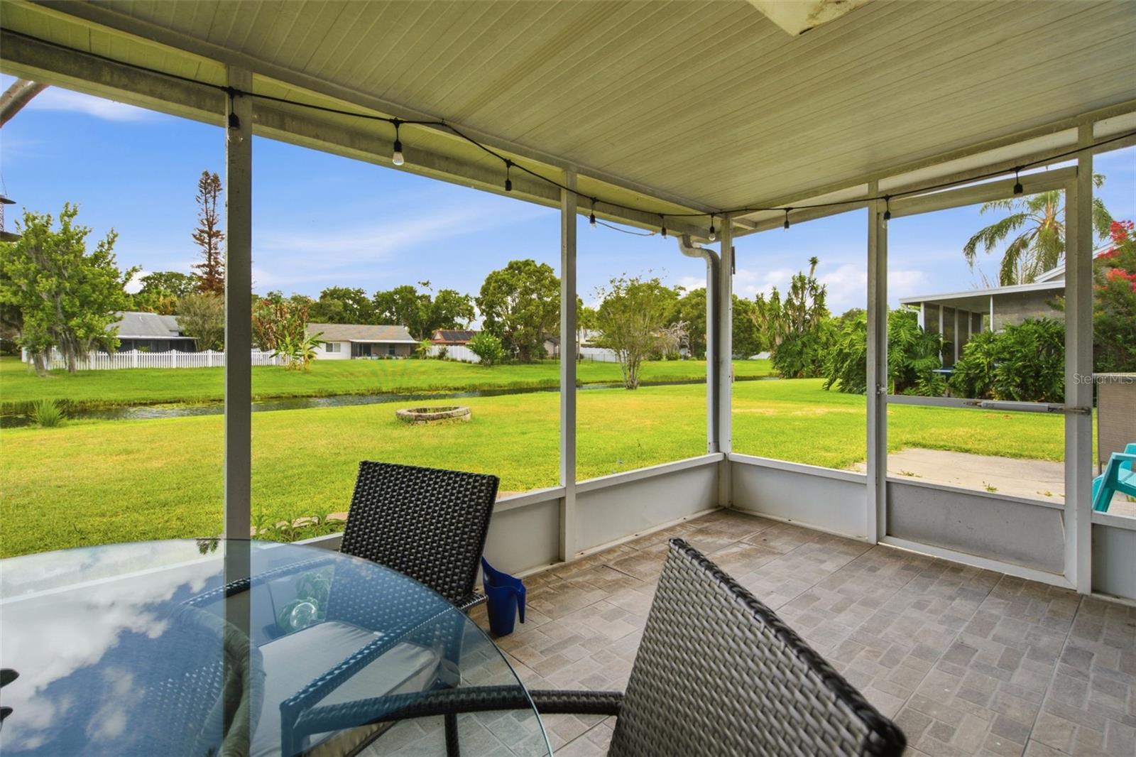 12118 DICKENSON LN