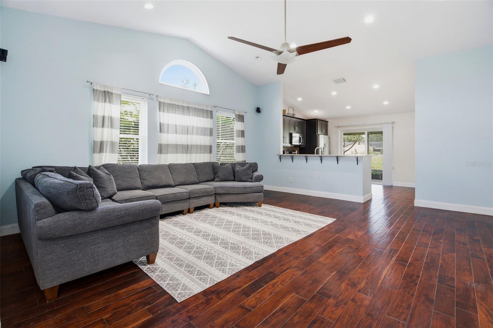 12118 DICKENSON LN