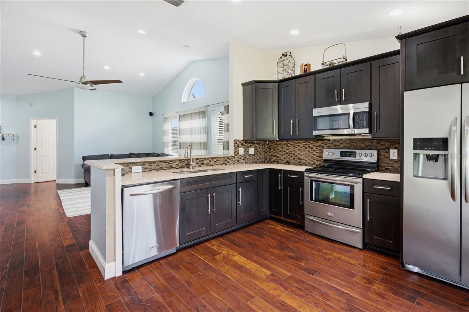 12118 DICKENSON LN