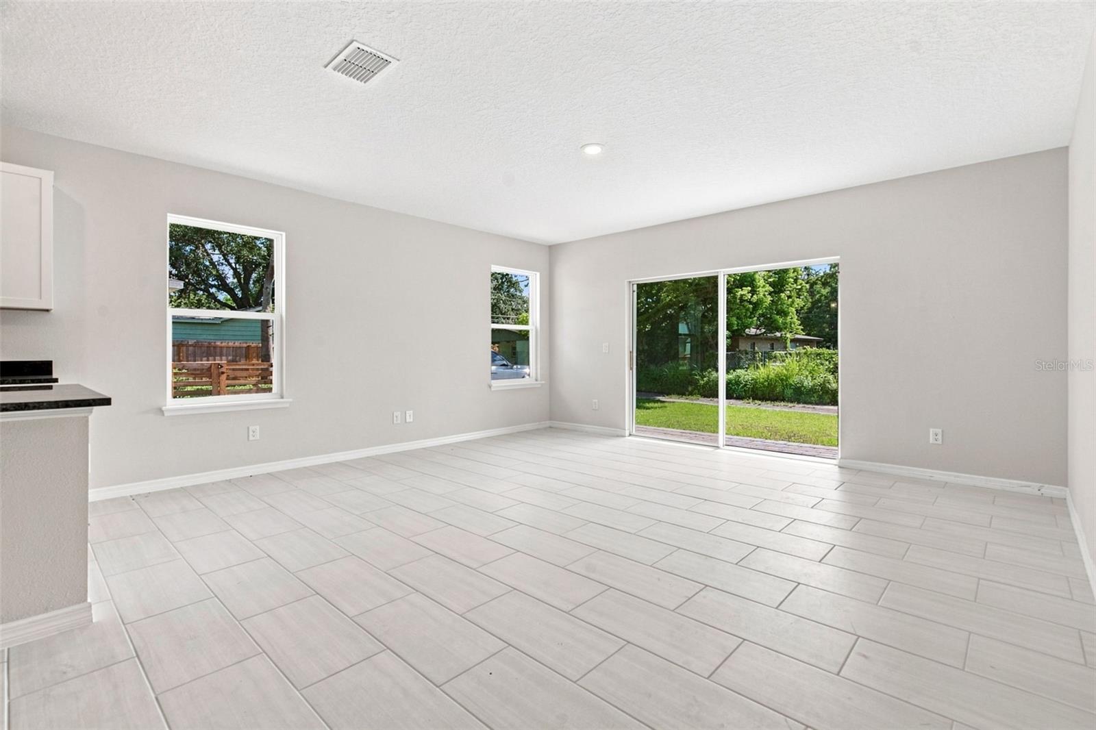 809 S LOCUST AVE