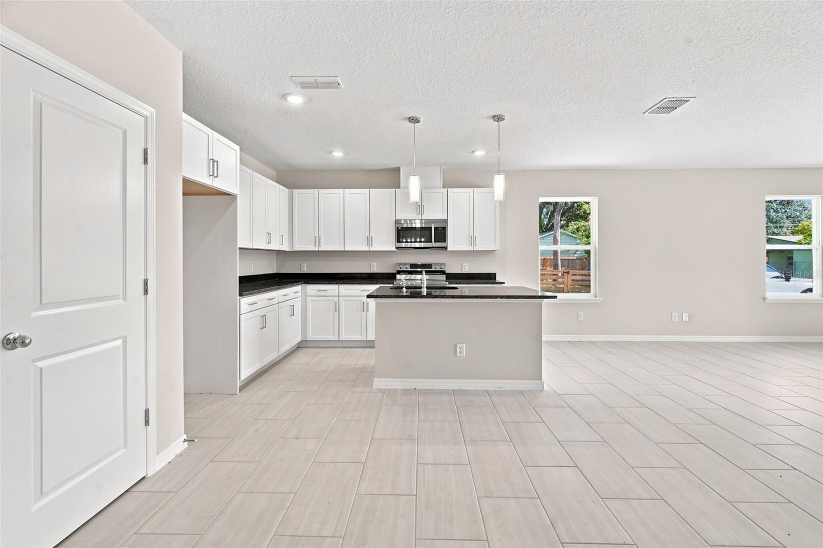 809 S LOCUST AVE