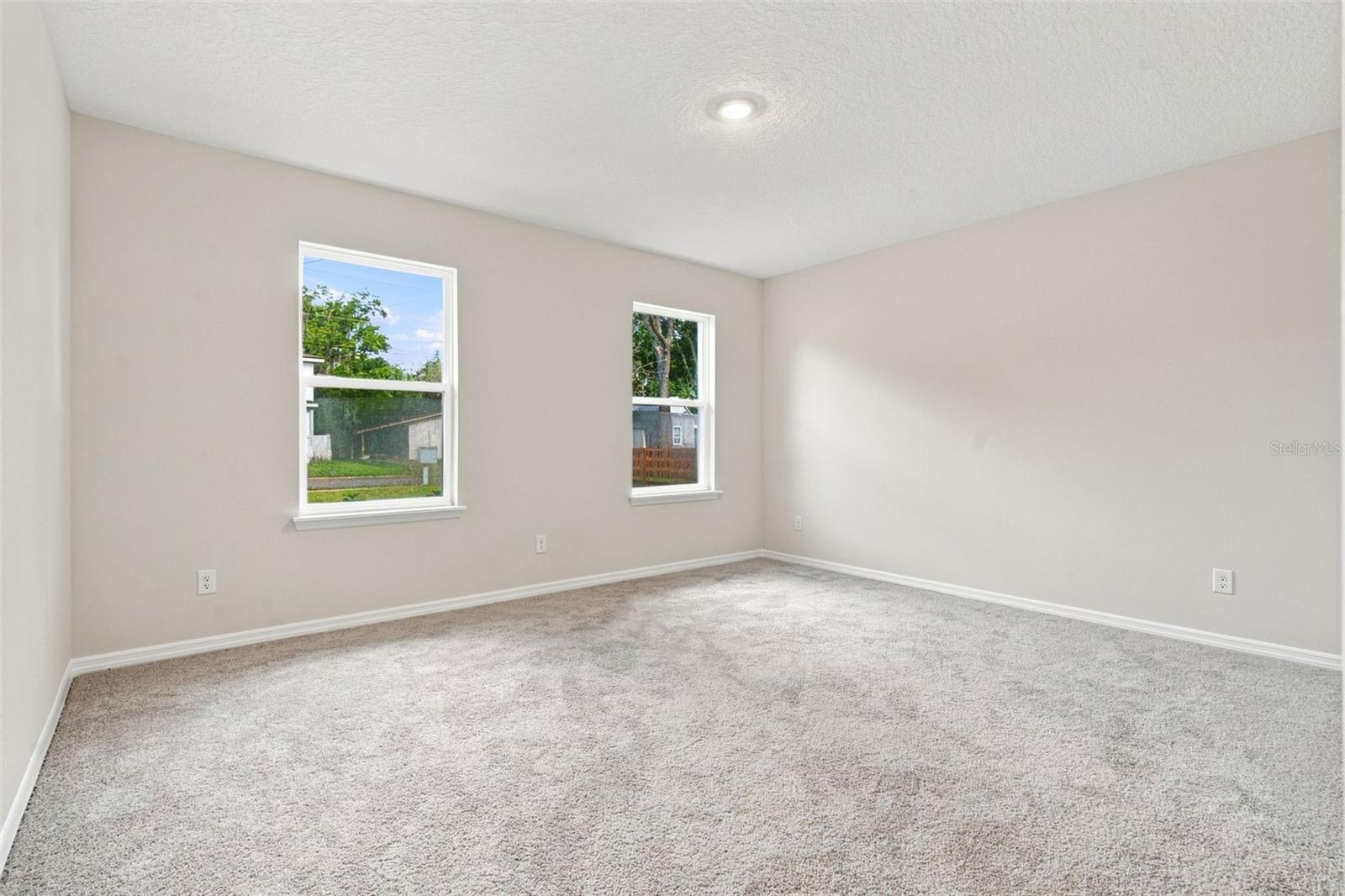 809 S LOCUST AVE