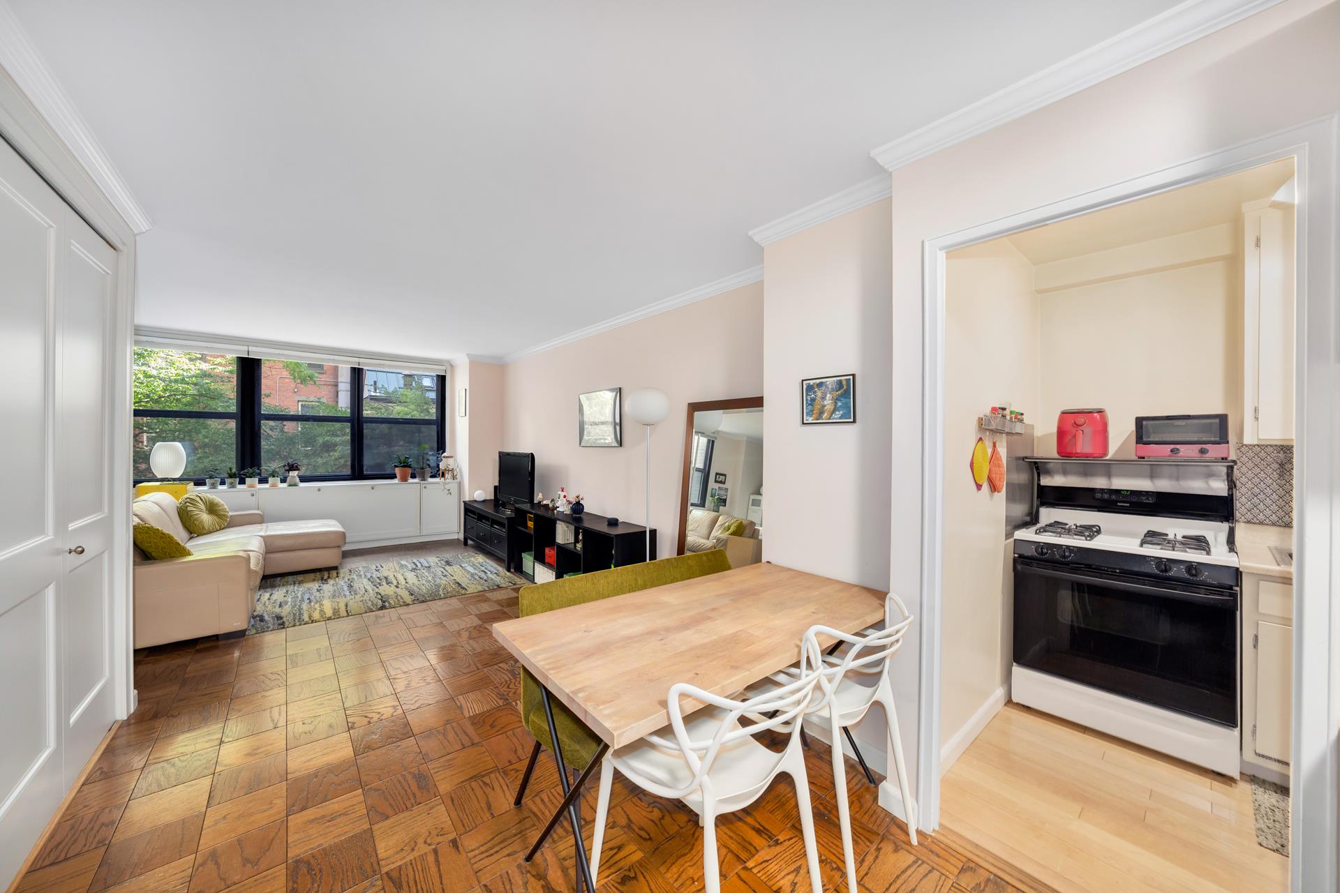 130 E 18TH Street 2P