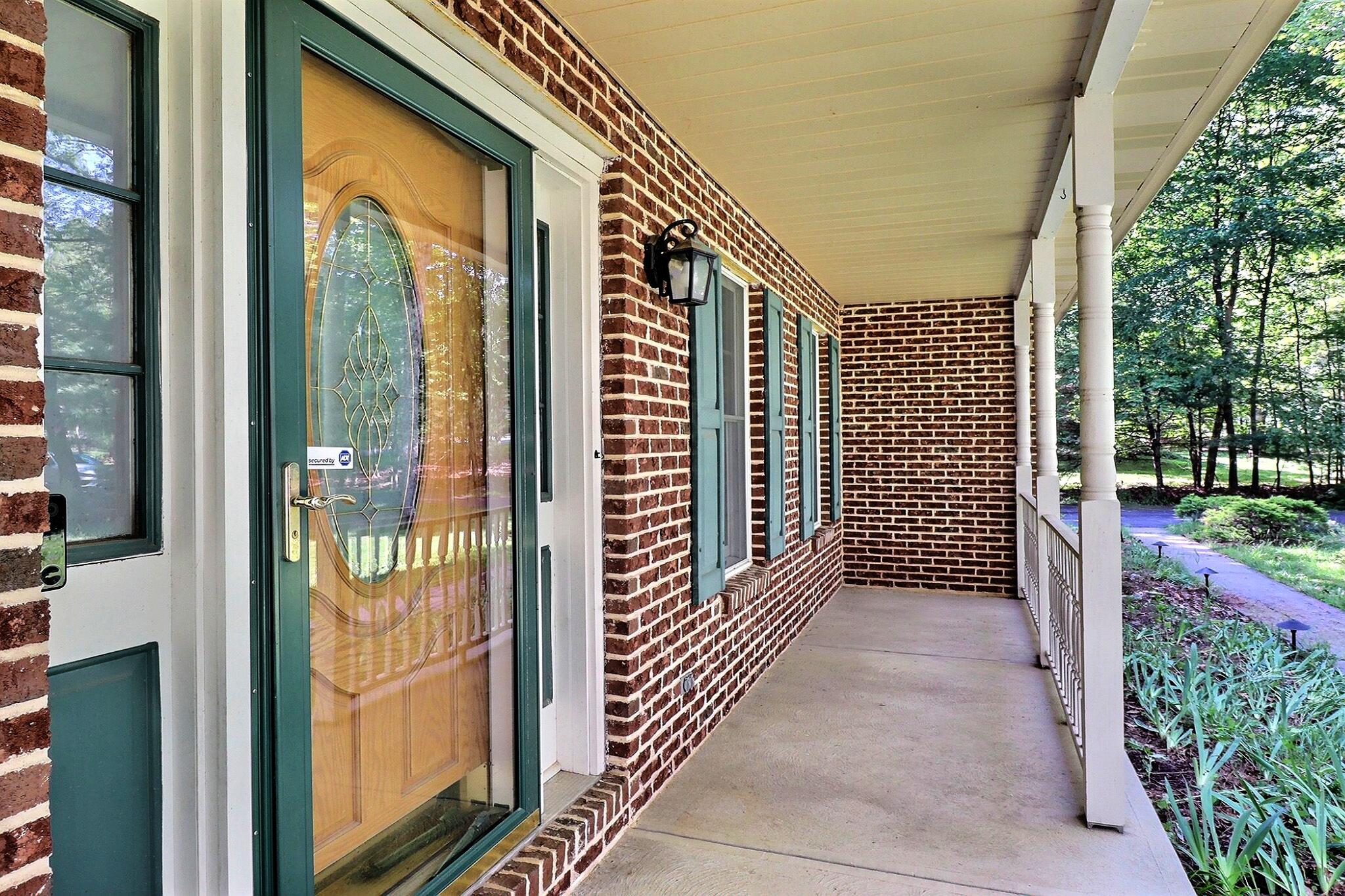 102 Crest Circle