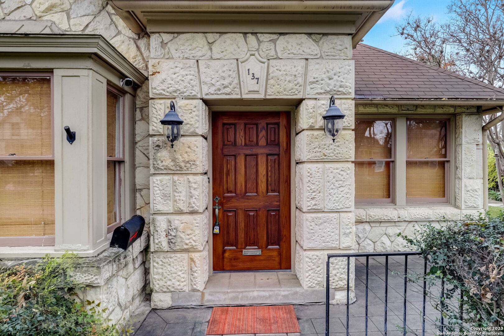 137 E Lullwood Ave