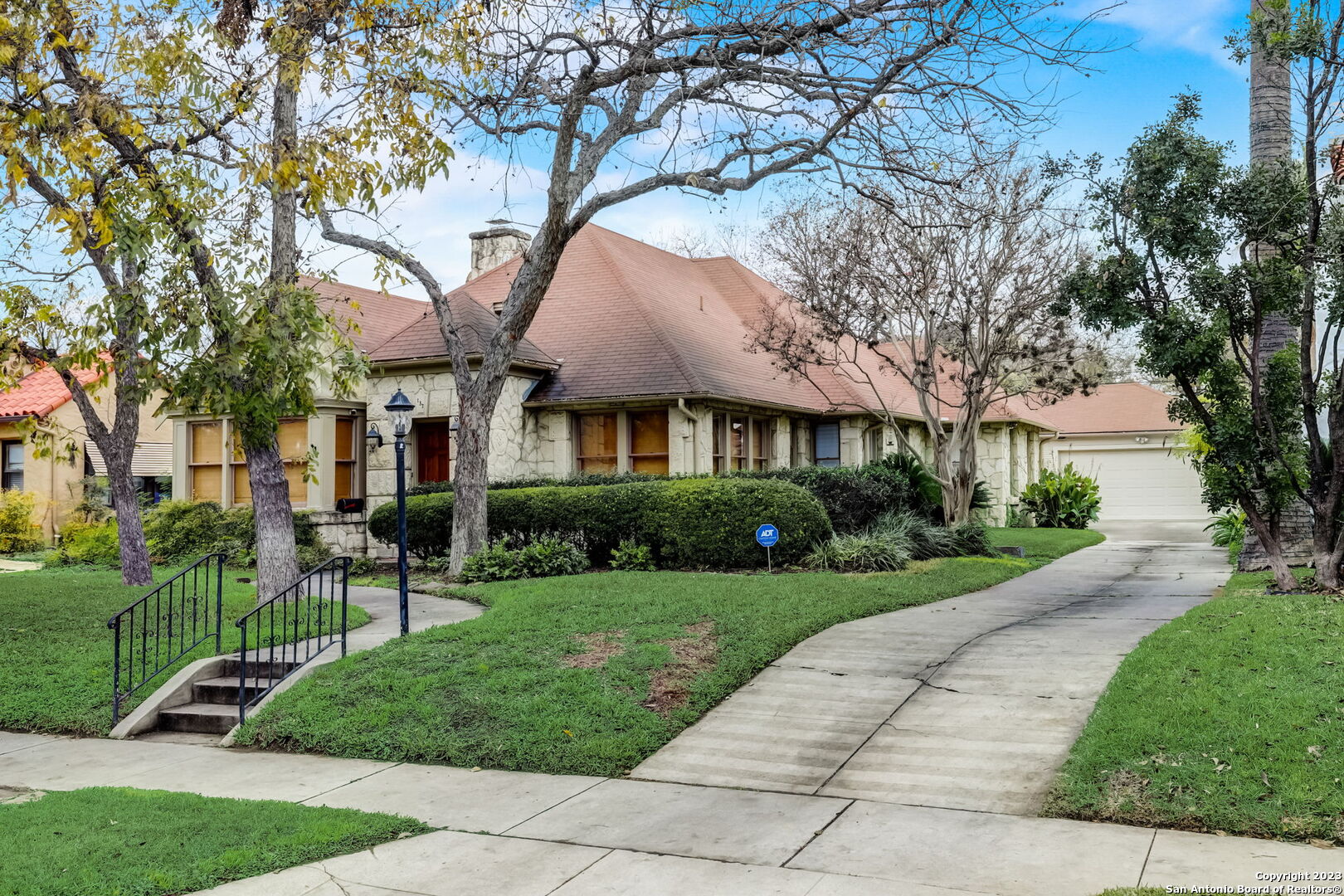 137 E Lullwood Ave