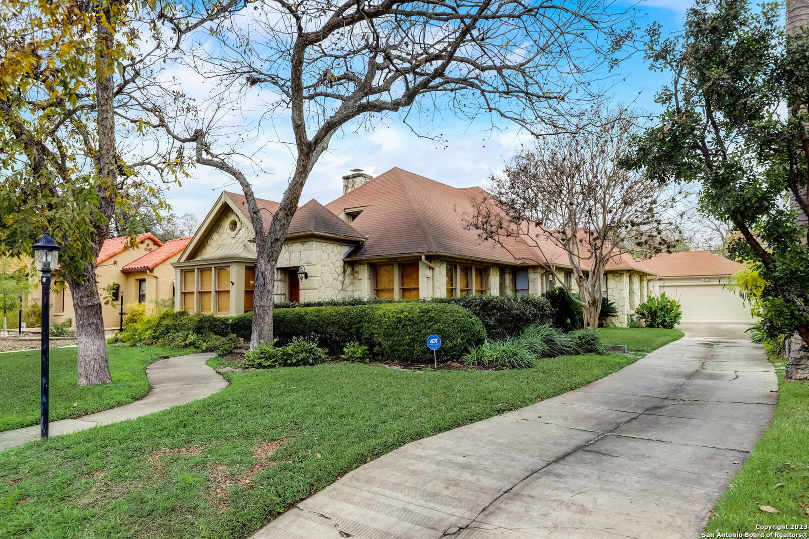 137 E Lullwood Ave