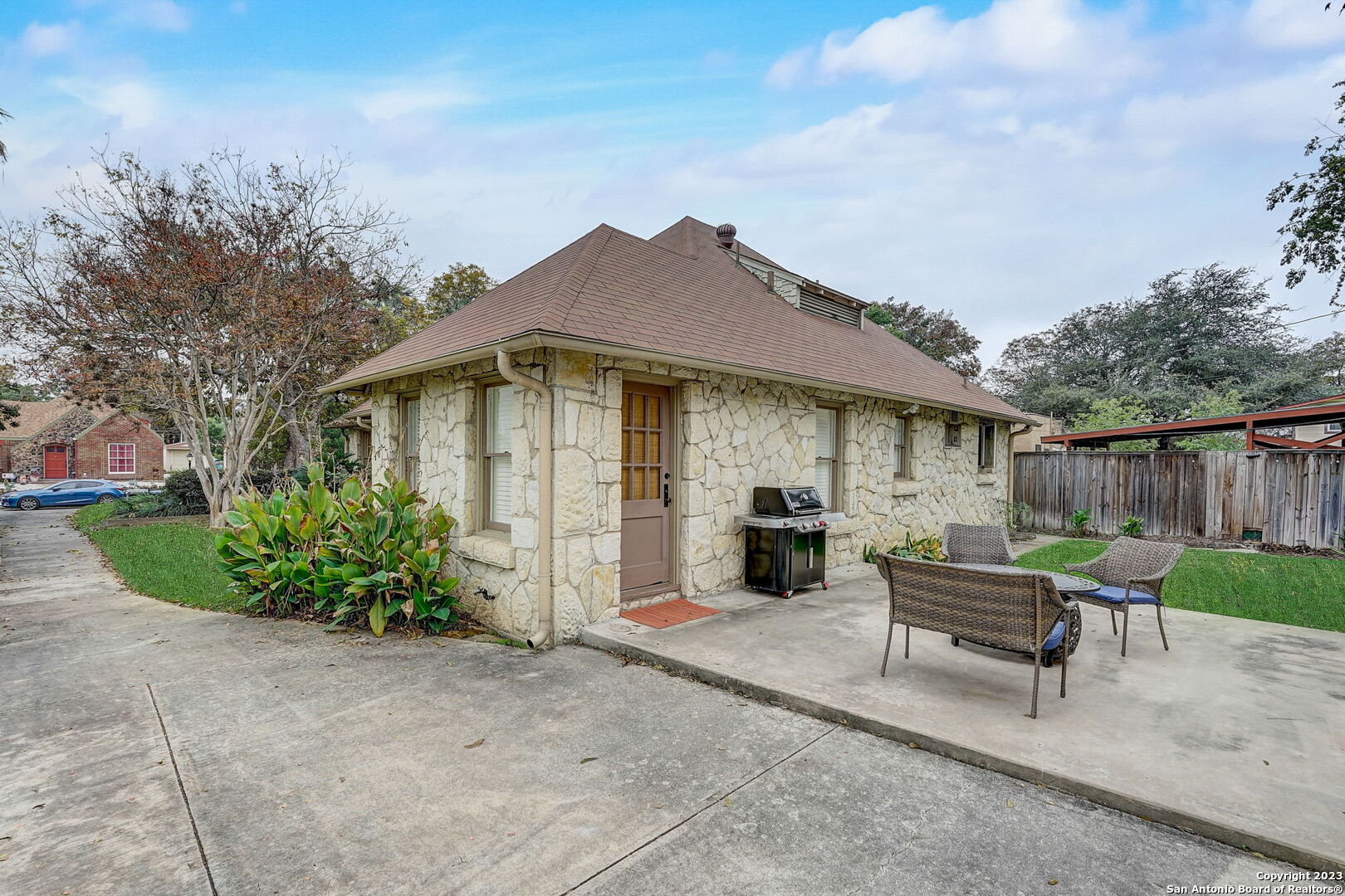 137 E Lullwood Ave