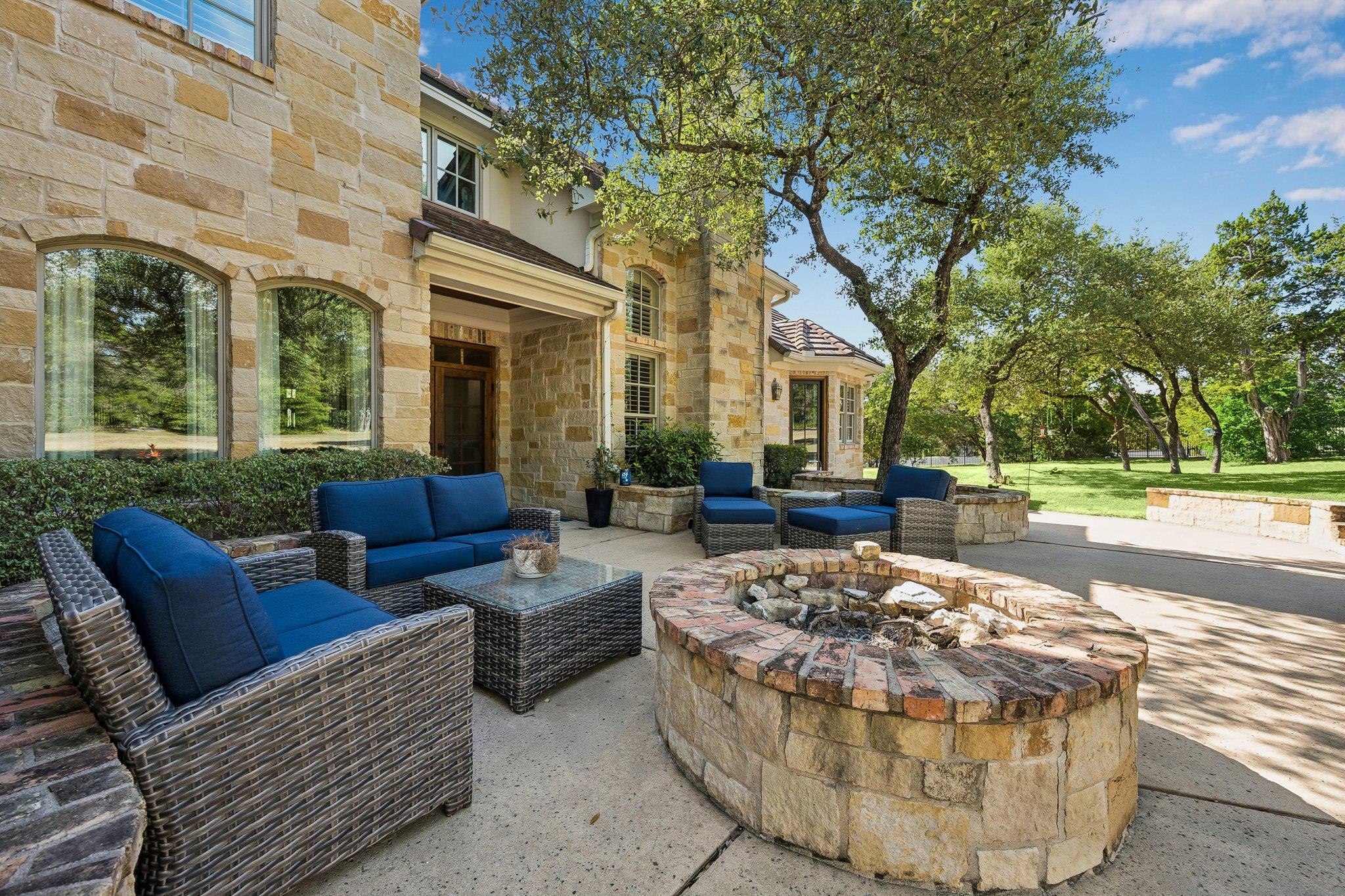 8403 Horseshoe Ledge