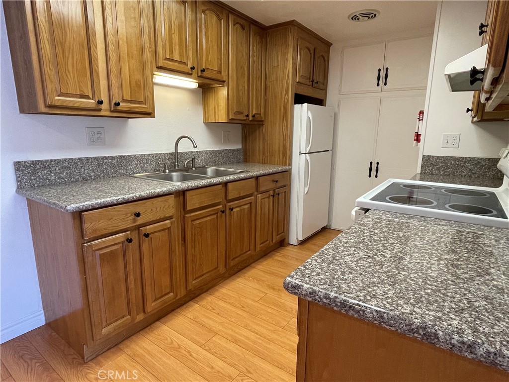 2276 Via Mariposa E B