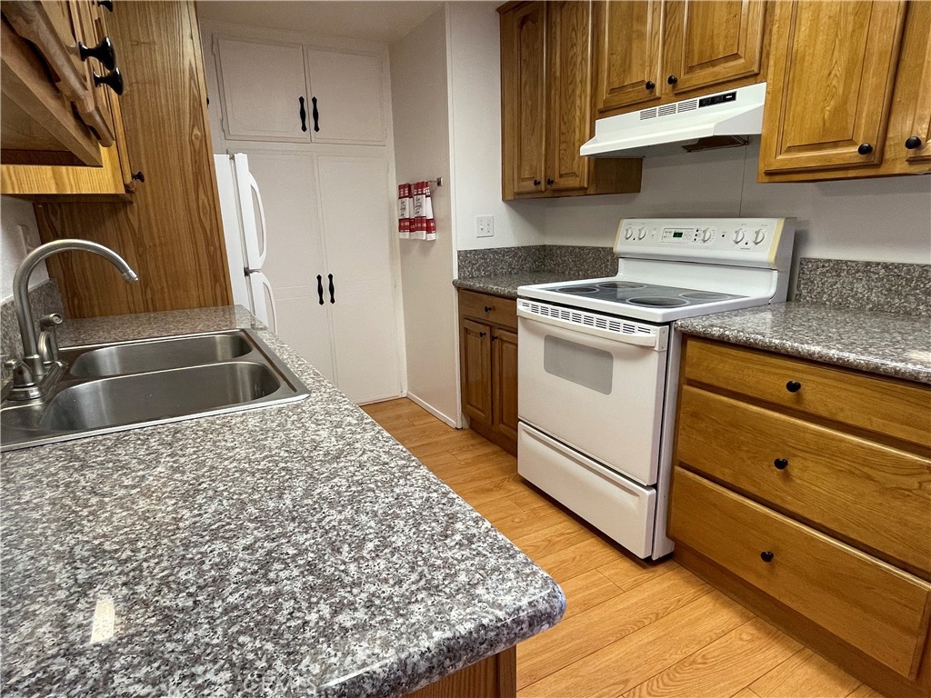 2276 Via Mariposa E B