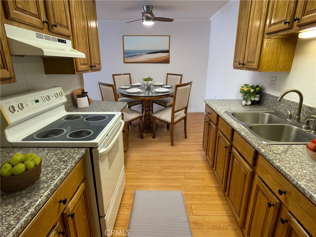 2276 Via Mariposa E B