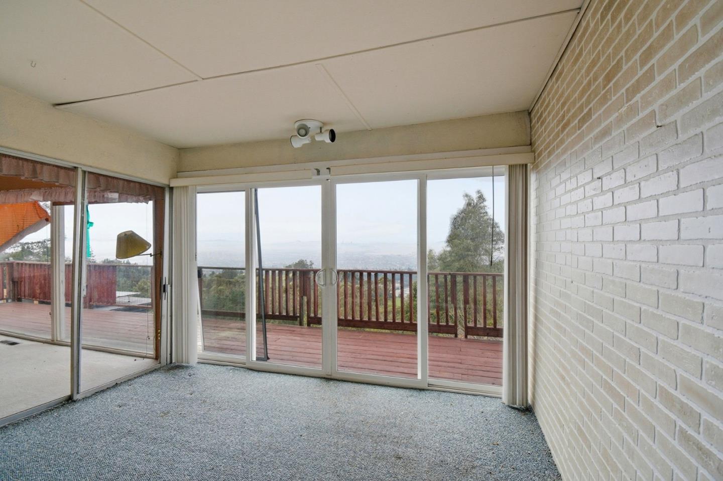 6077 Skyline Boulevard