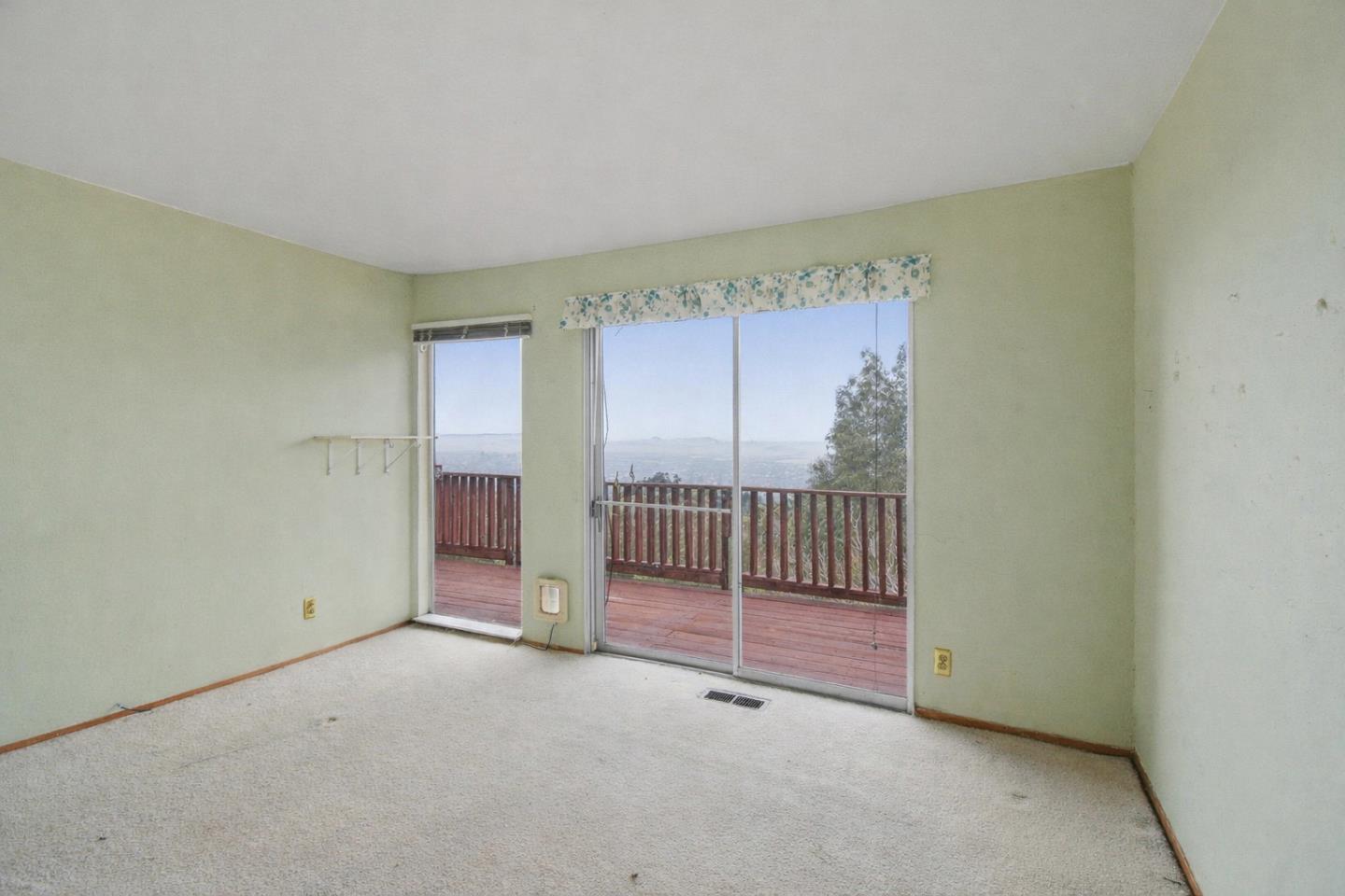 6077 Skyline Boulevard