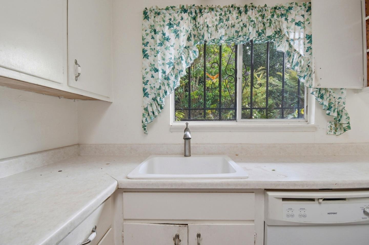 6077 Skyline Boulevard