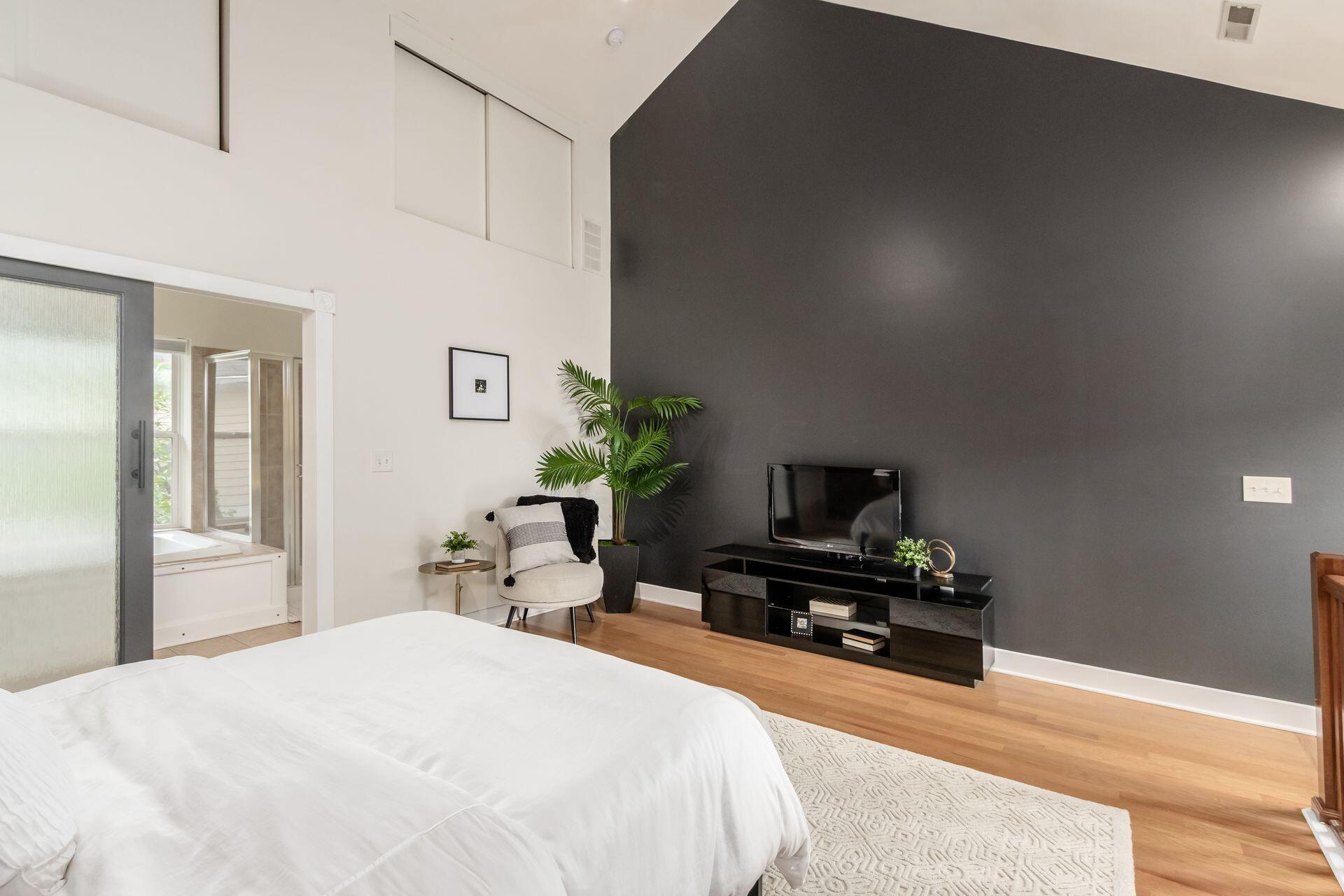 1112 Perry Street, B