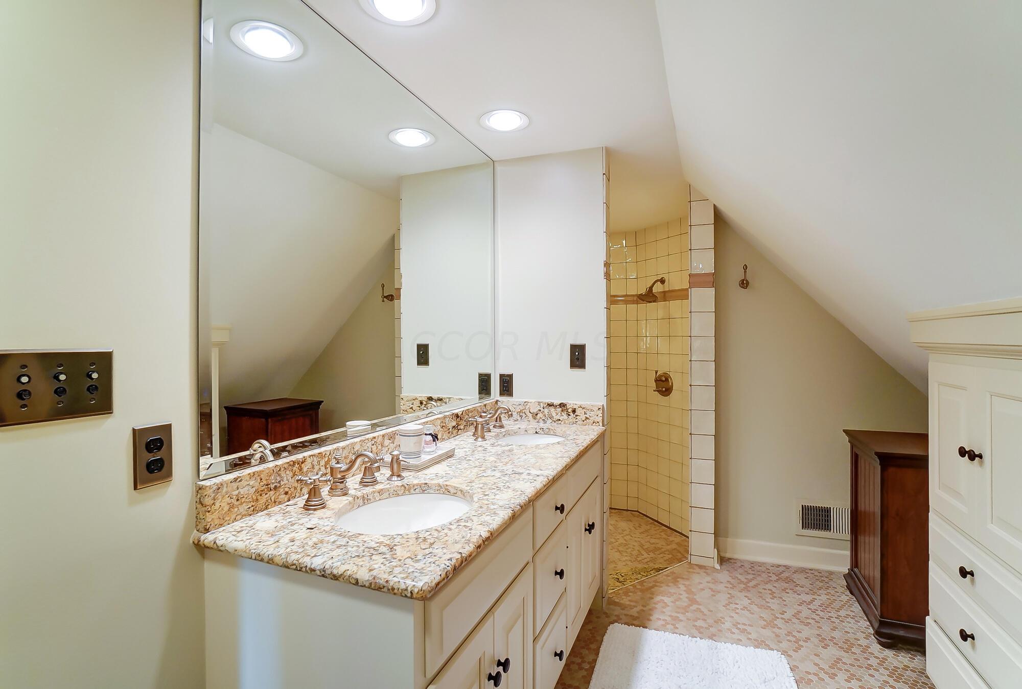 1874 Collingswood Road