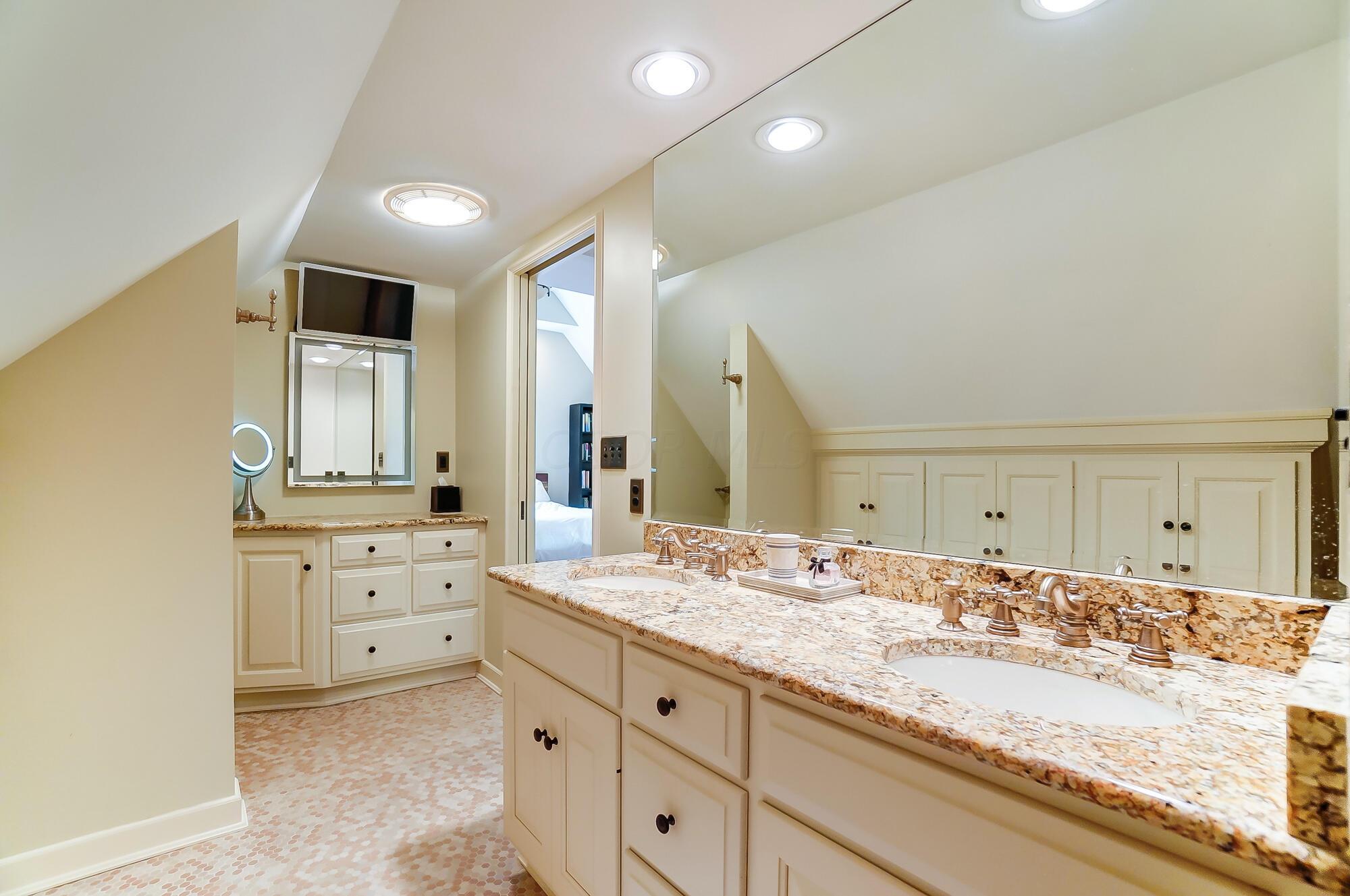 1874 Collingswood Road