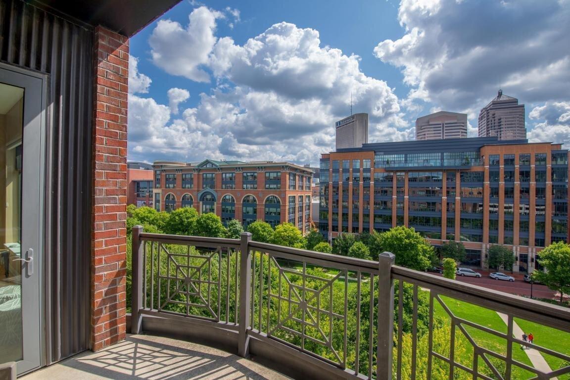 250 Daniel Burnham Square, 607