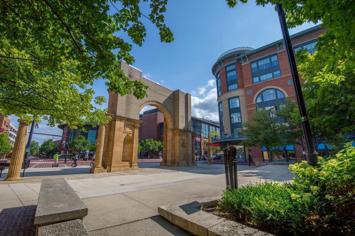 250 Daniel Burnham Square, 607