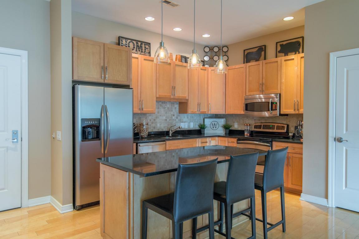 250 Daniel Burnham Square, 607