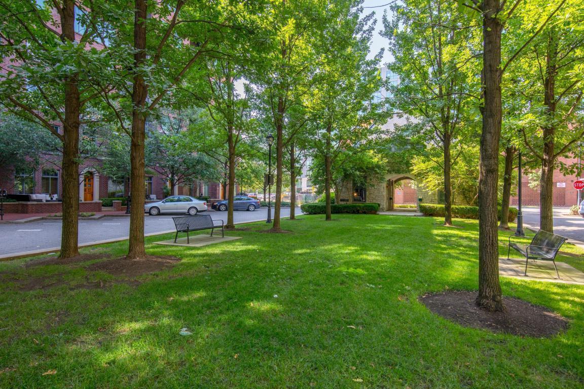 250 Daniel Burnham Square, 607