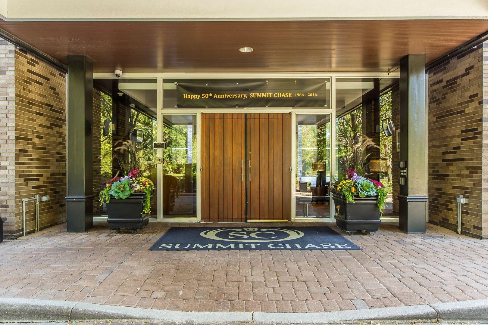 1000 Urlin Avenue, 2222