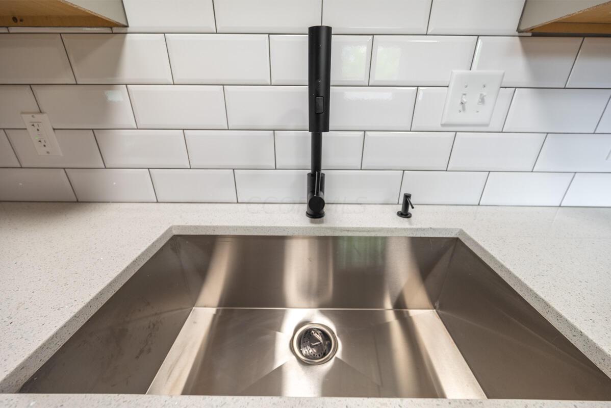 3516 E Deshler Avenue