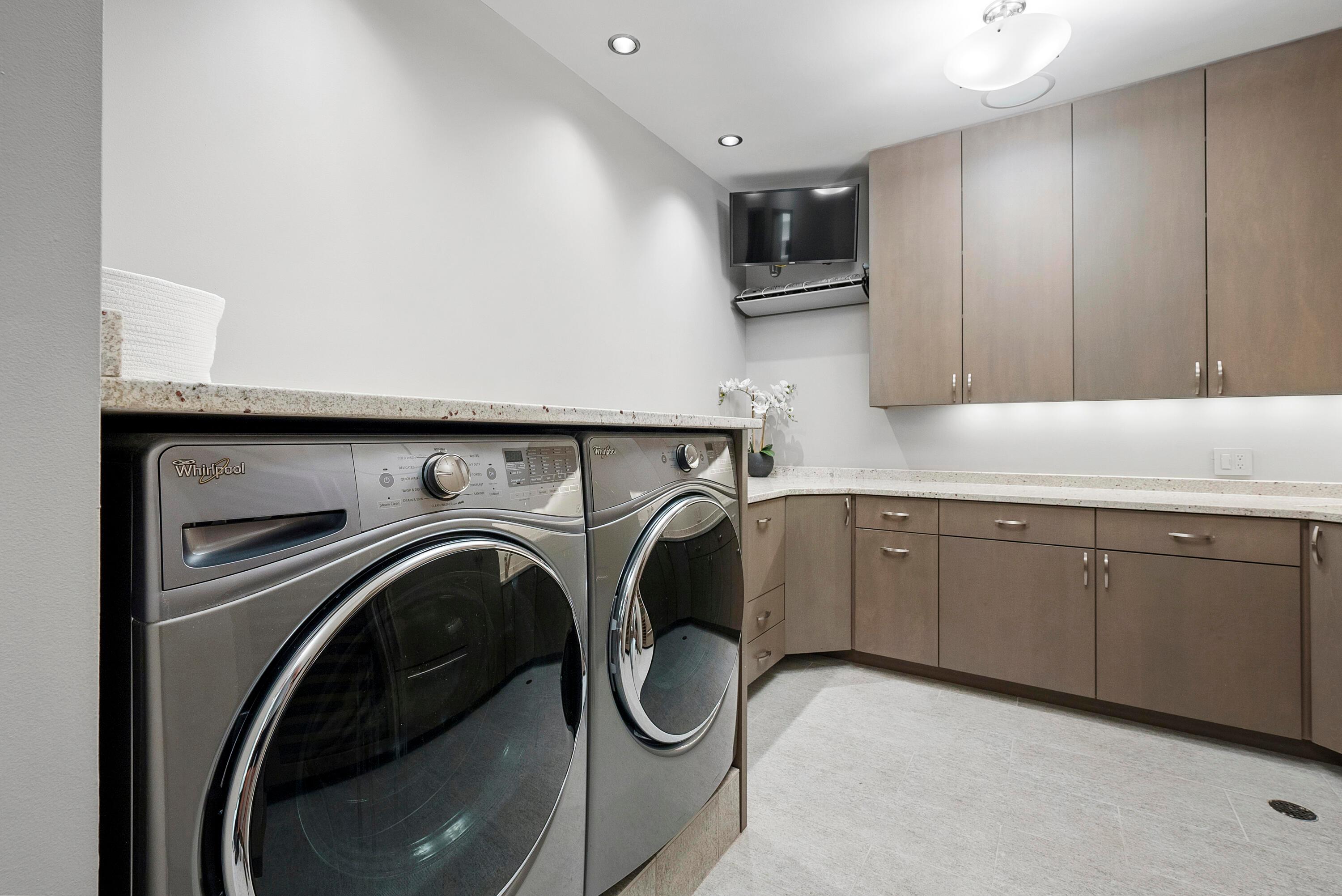 845 N High Street, 505