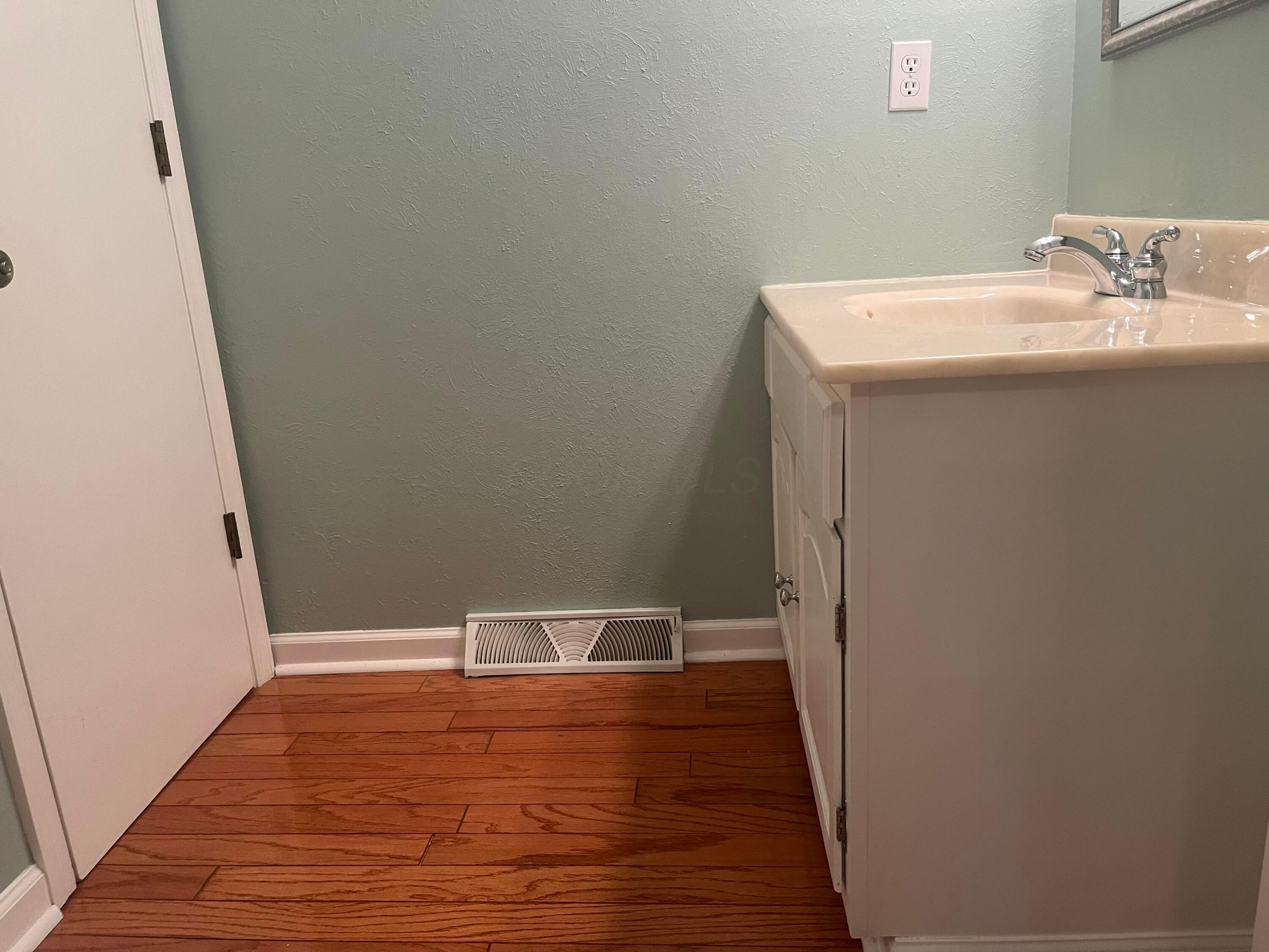 6652 Belleshire Street